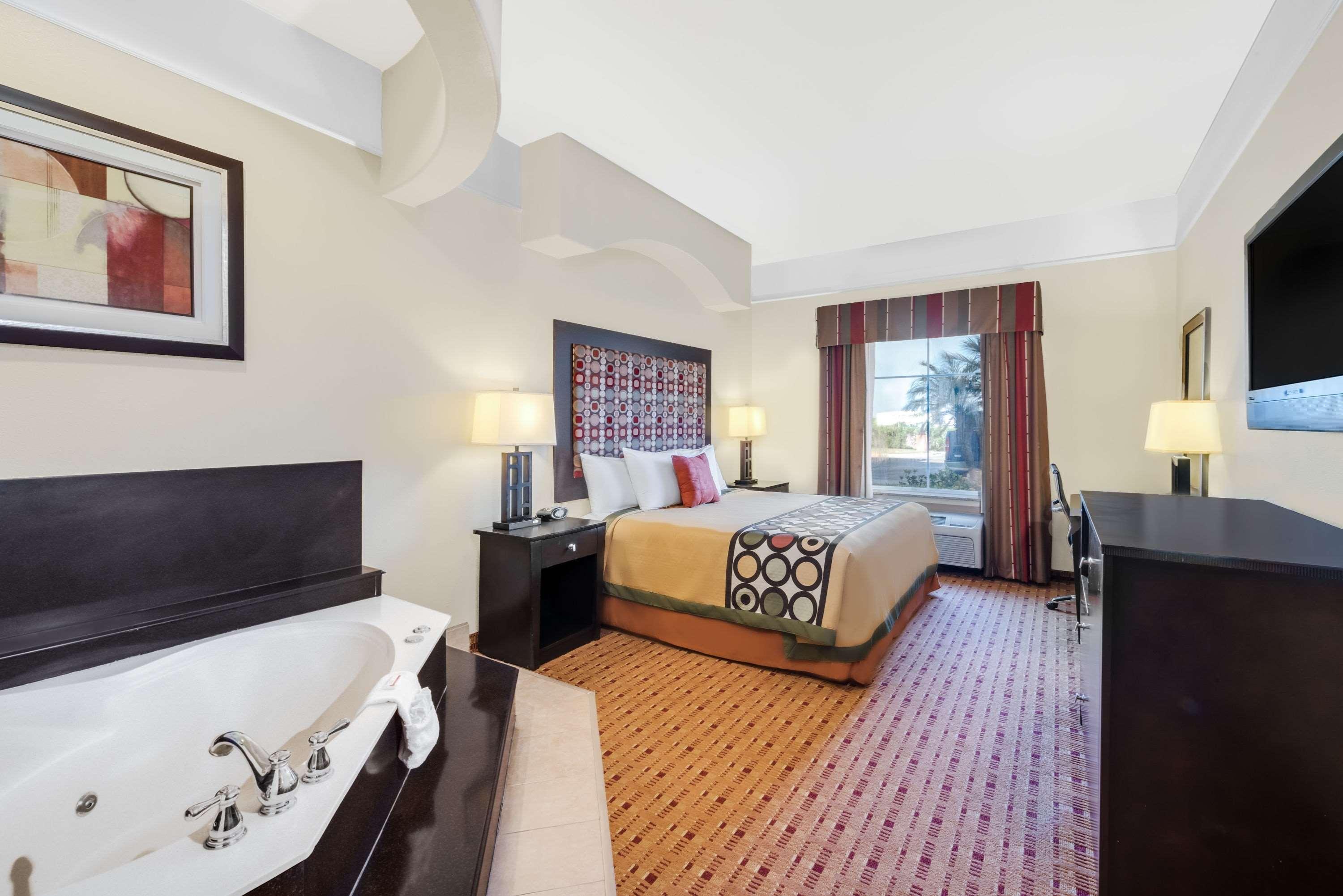 Super 8 By Wyndham Hidalgo At La Plaza Mall & Mcallen Airport Exterior foto